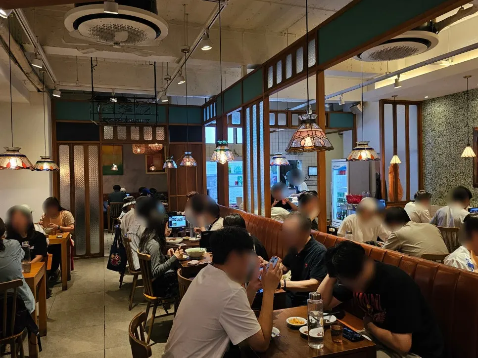 Interior of Cheonghwaweon with a Greater China-inspired atmosphere