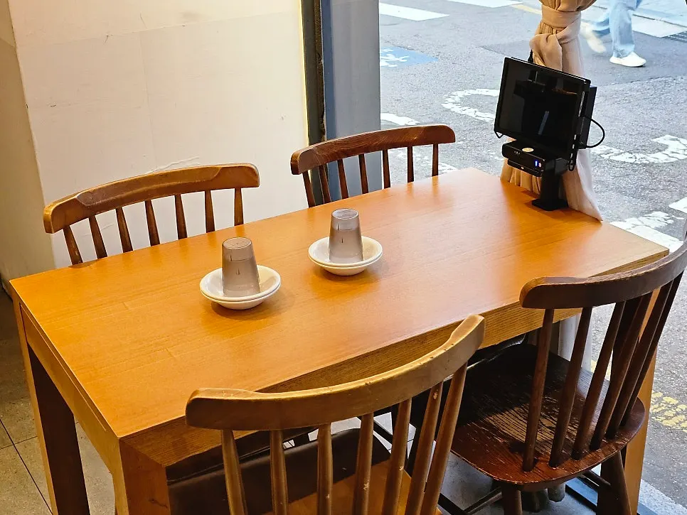 Table seating and interior décor at Cheonghwaweon