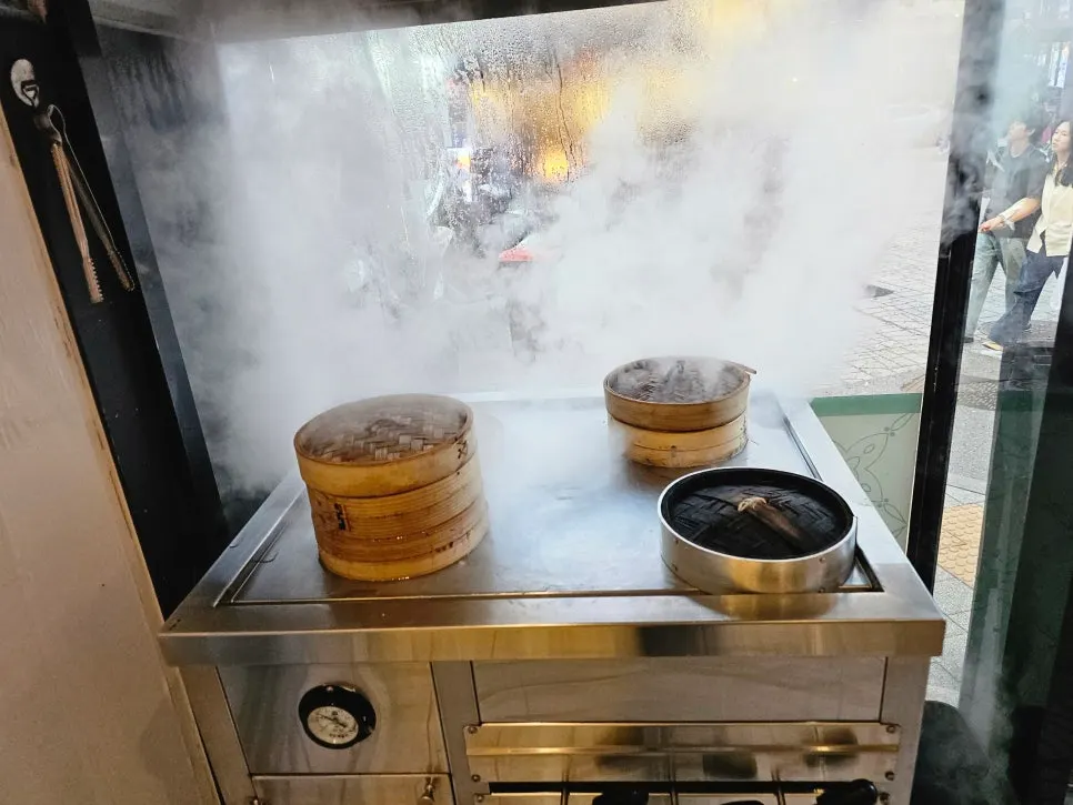 Cheonghwaweon's dining room full of customers
