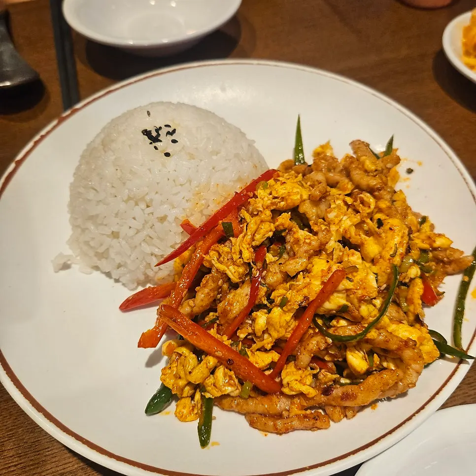 A plate of Cheonghwaweon's egg tiger fried rice