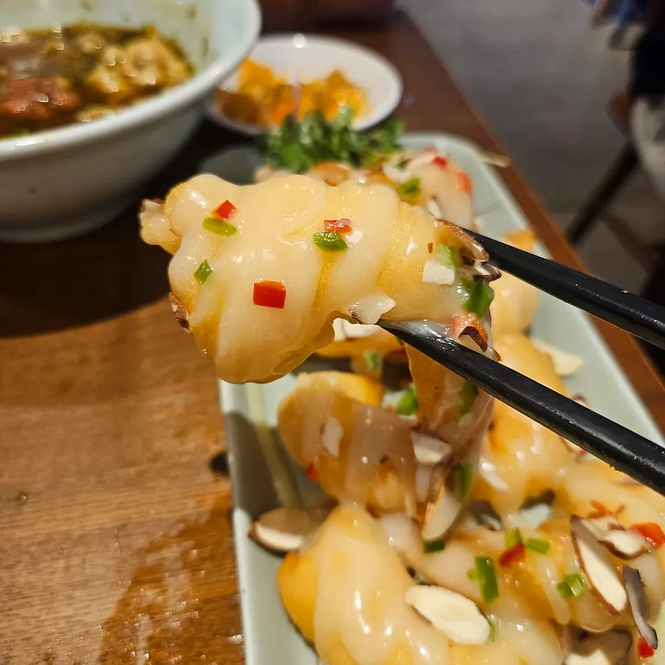 Cheonghwaweon's cream shrimp topped with sliced almonds
