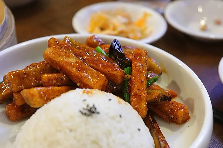Yuxiang eggplant rice bowl piled on top of rice