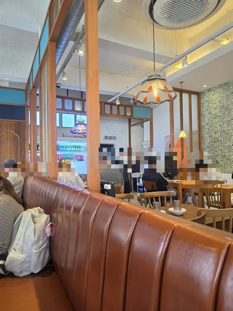 Fully seated dining hall at Cheonghwaweon