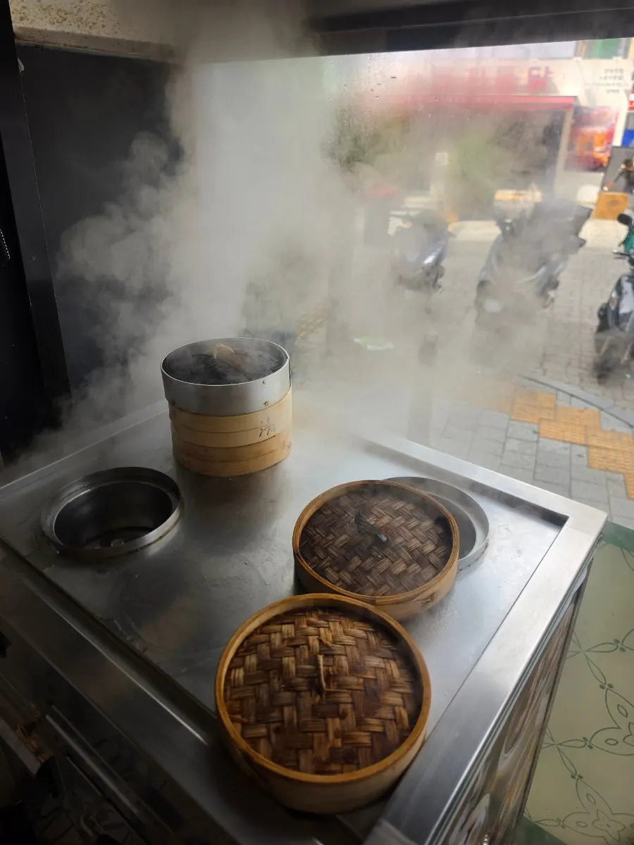 Additional photo documenting the visit to Cheonghwaweon