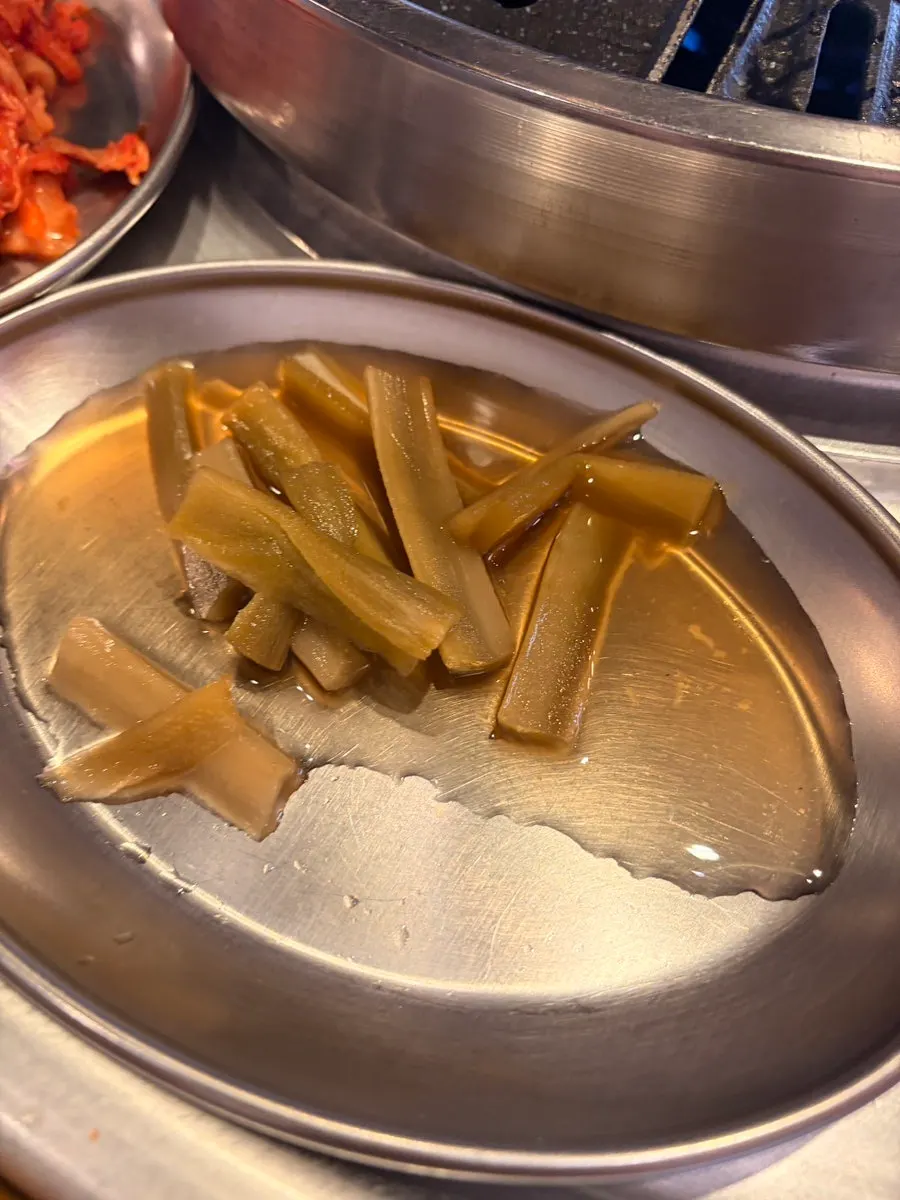 고기와 곁들일 밑반찬 접시