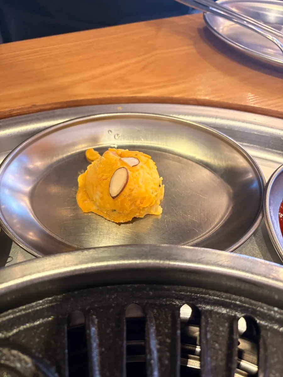 고깃집 테이블에 놓인 반찬 쟁반