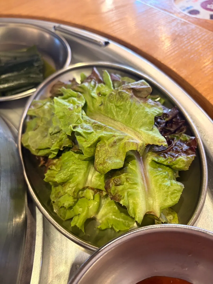 밑반찬 8가지 중 하나를 담은 접시