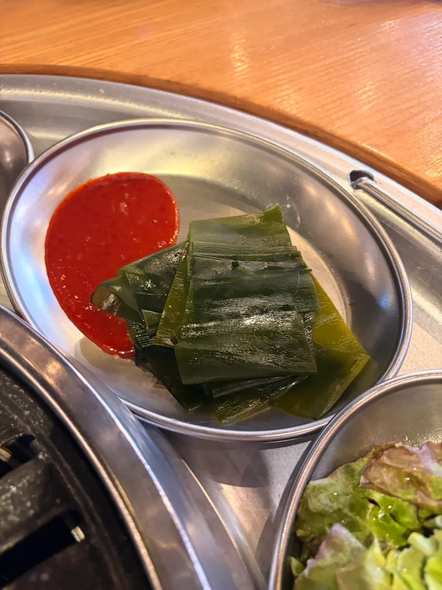 고기 곁들임 반찬 접시