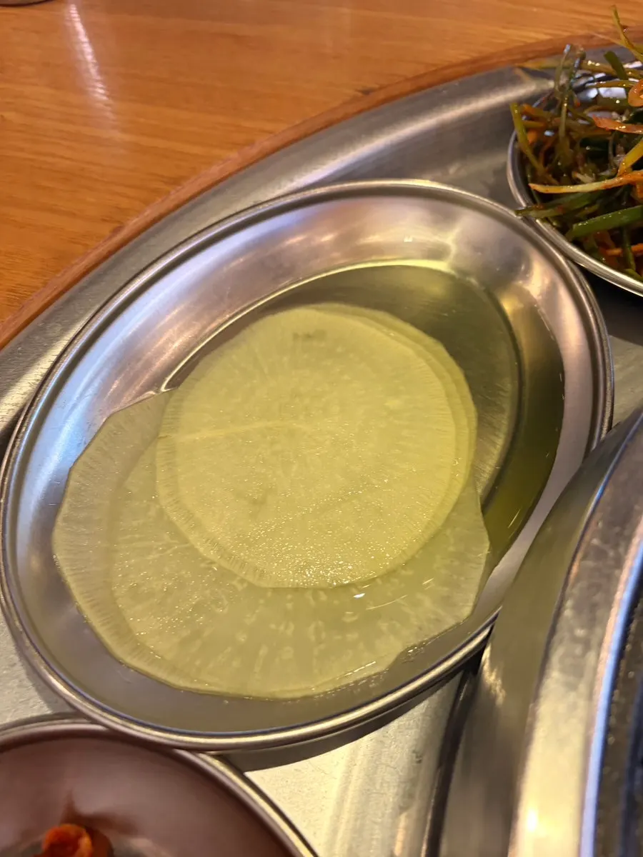 다양하게 준비된 쌈채소 접시