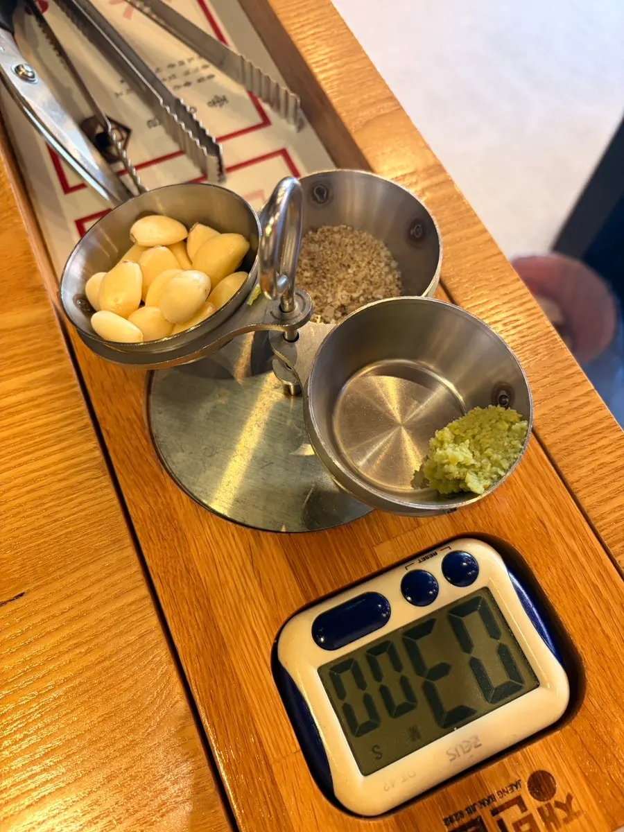 찍어 먹는 소스와 쌈채소 구성