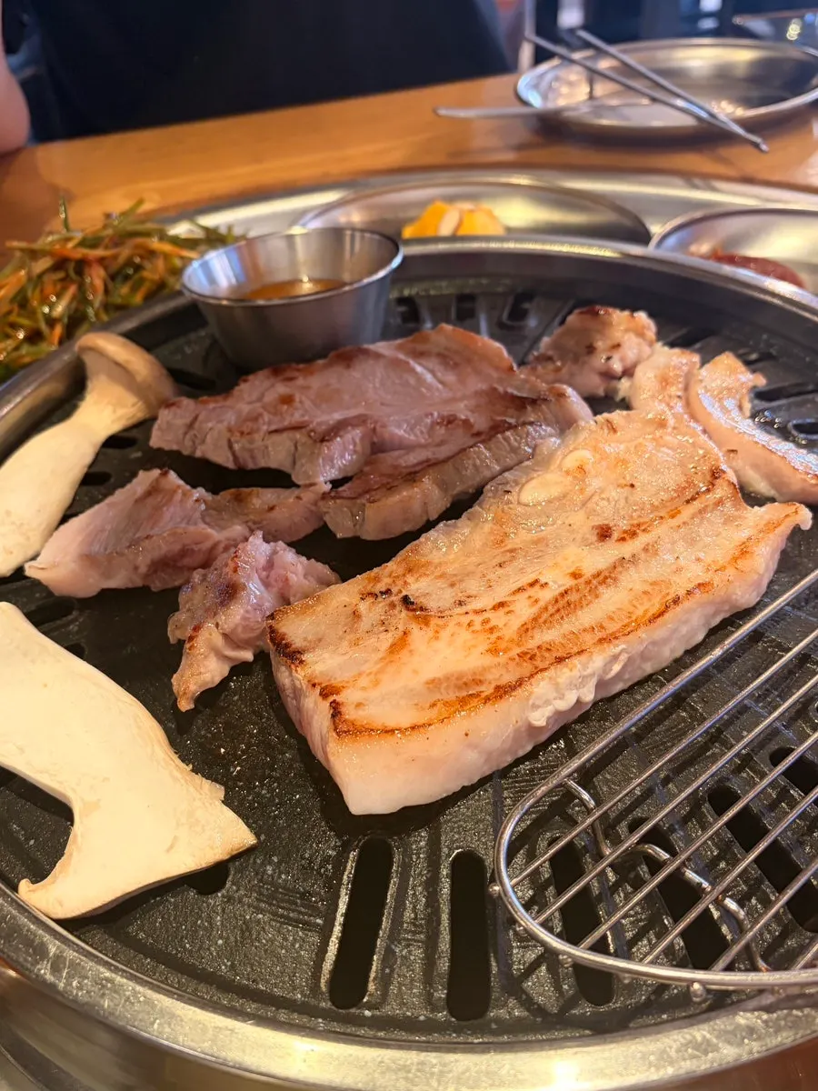 버섯과 두부가 들어간 된장찌개 뚝배기