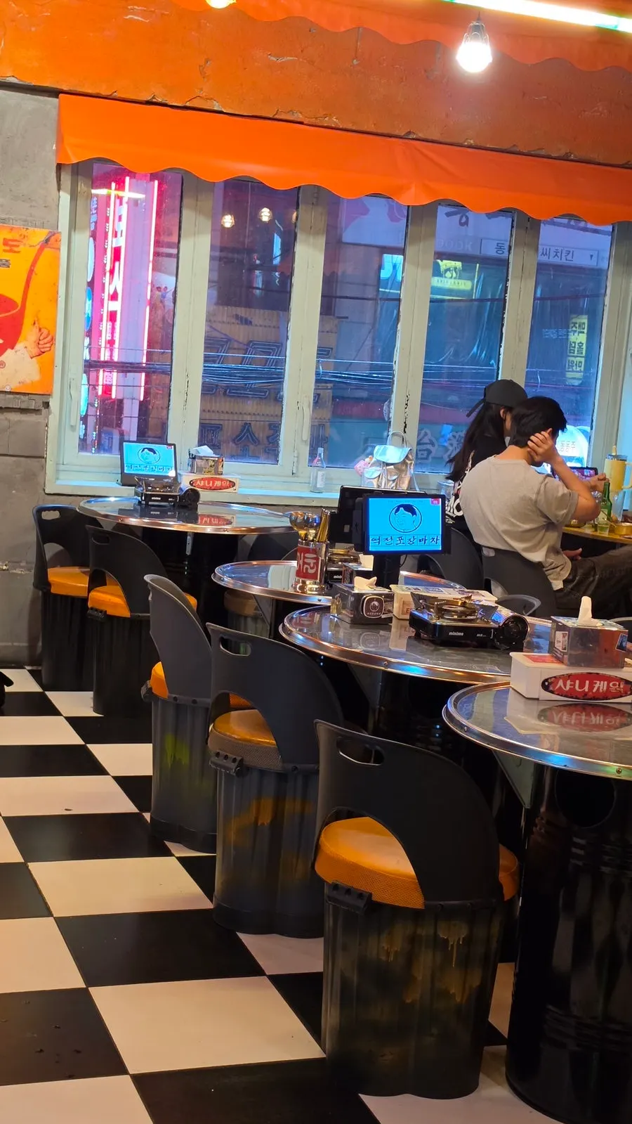 옛날 포장마차 느낌의 매장 한쪽 공간