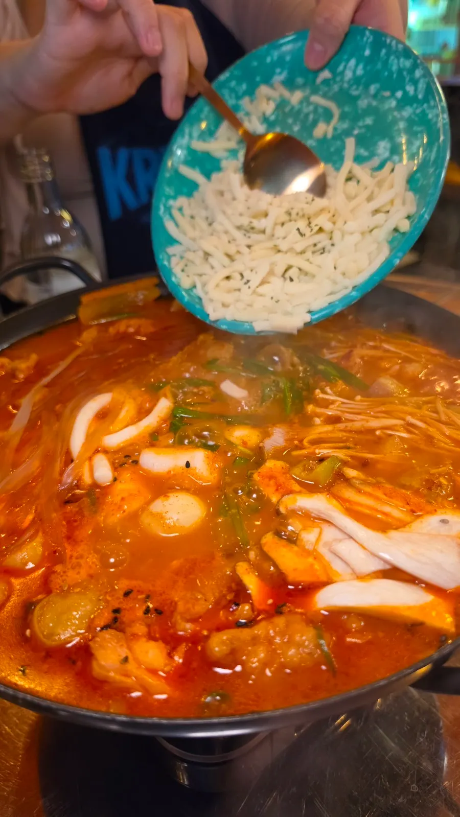 끓고 있는 곱도리탕 국물과 건더기