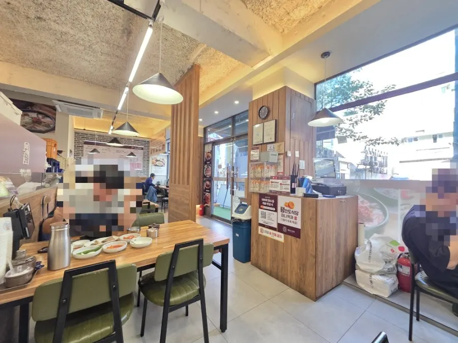 Dining hall crowded with customers at 11am