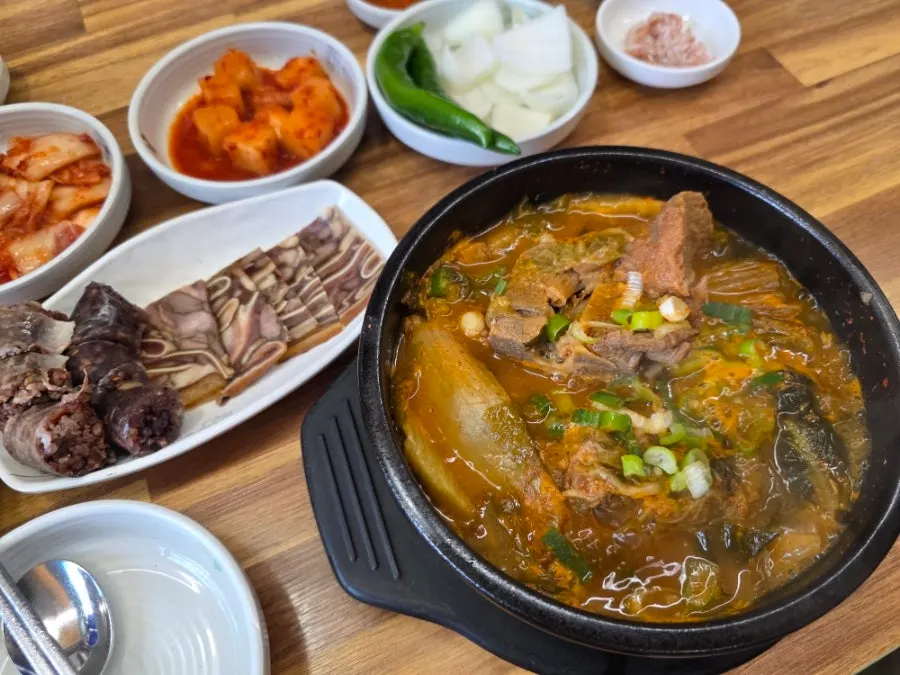 Bubbling stone pot of the bone haejang-guk set