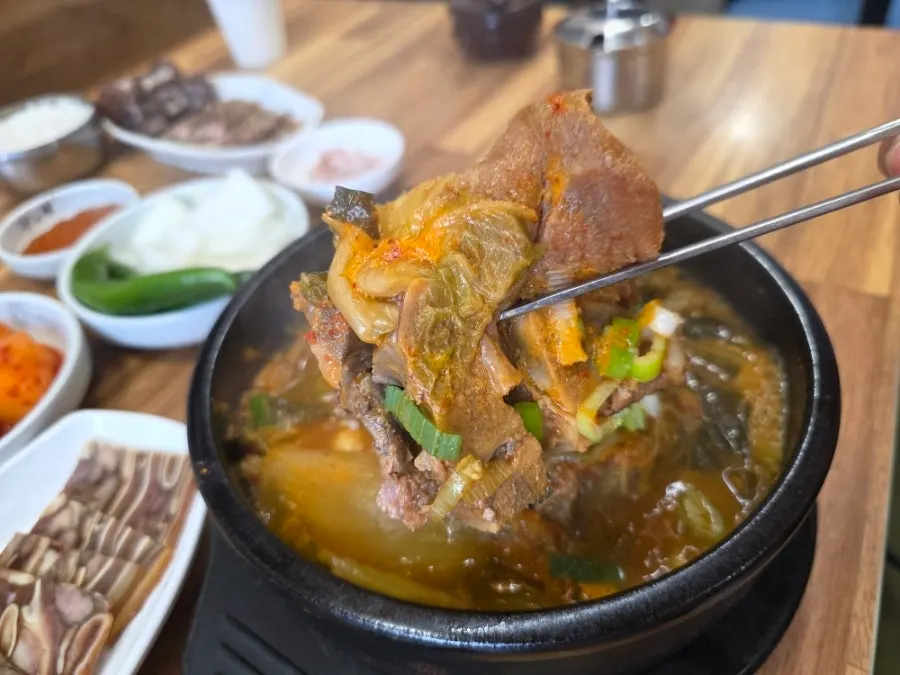 Bone haejang-guk broth with two large bones