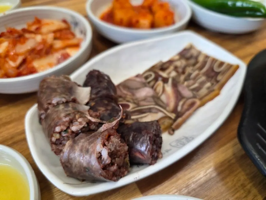 Plate of sundae and head meat served with the set