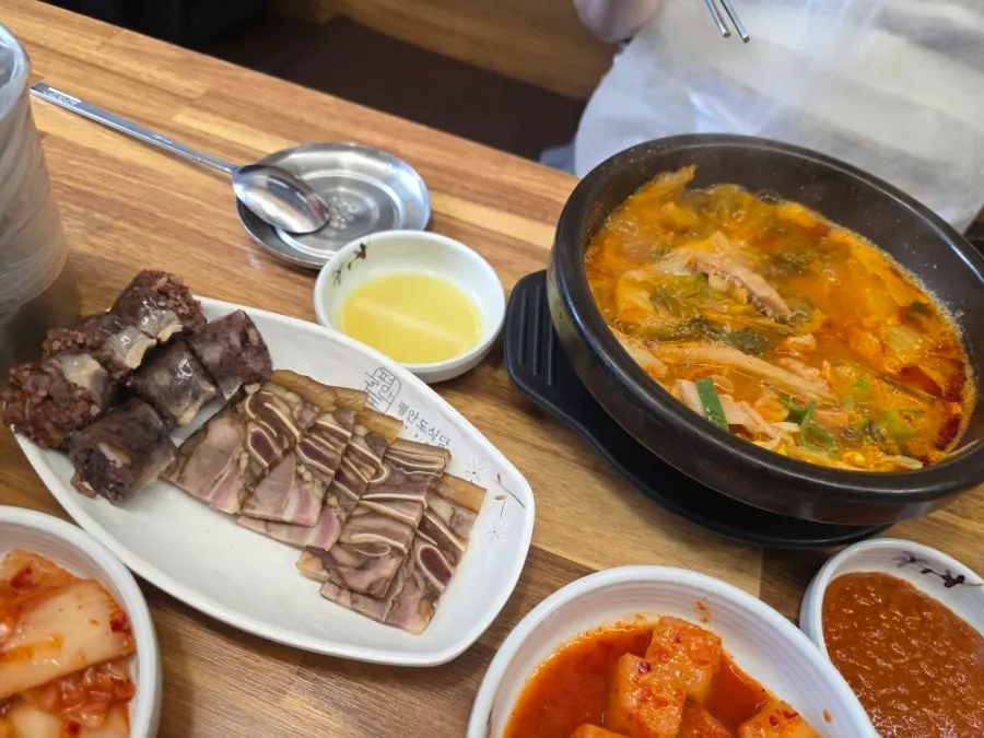 Stone pot of the beef innards soup set
