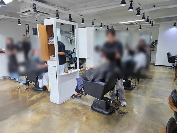 데몬헤어 신촌점 외관과 간판