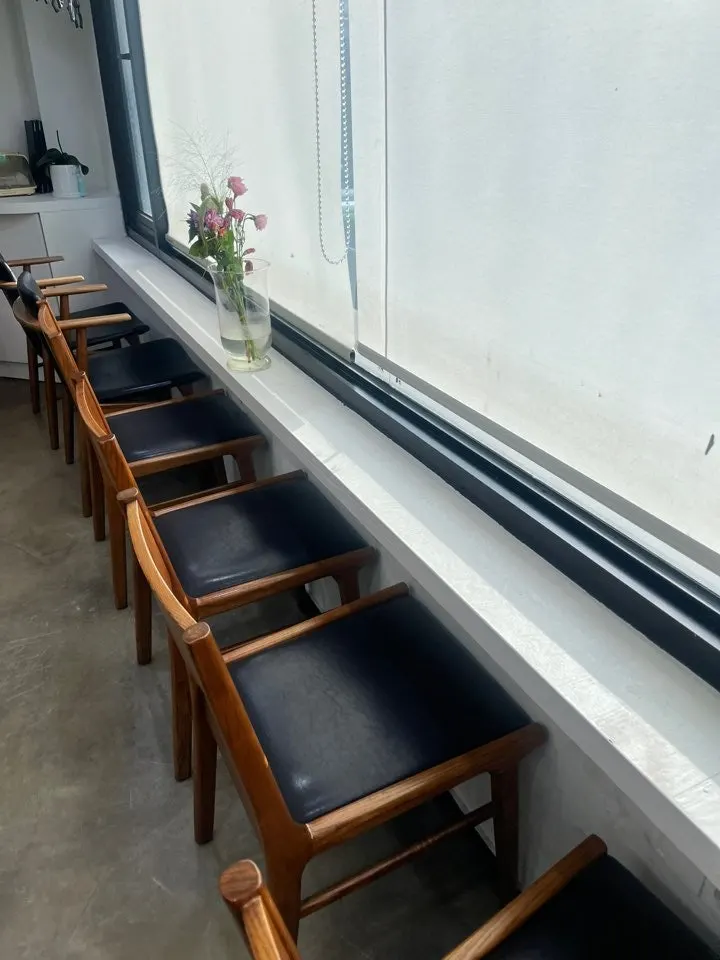 데몬헤어 신촌점 화사한 내부
