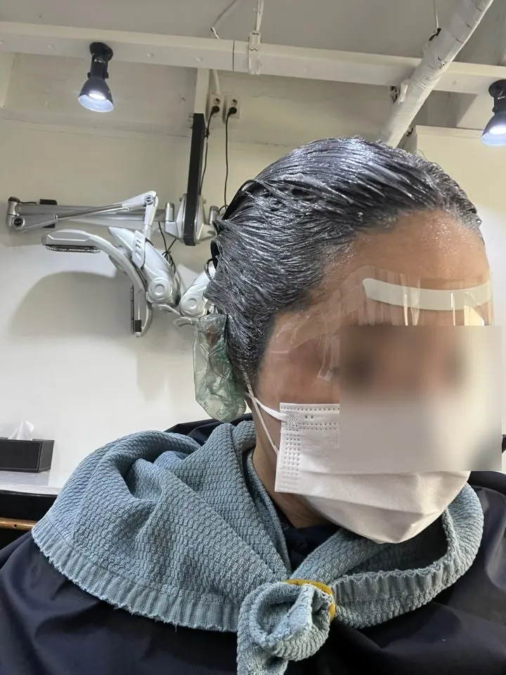Applying dye with root and end brightness considered