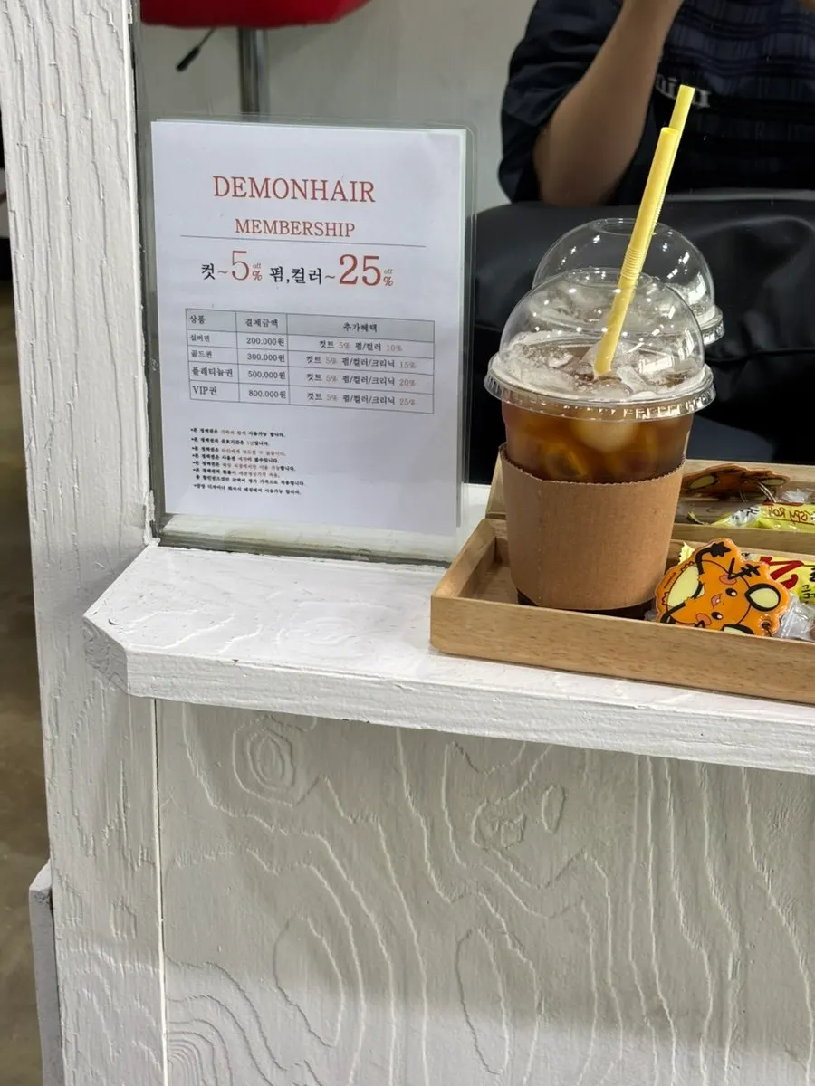 톤이 균일하게 맞춰진 브라운 모발
