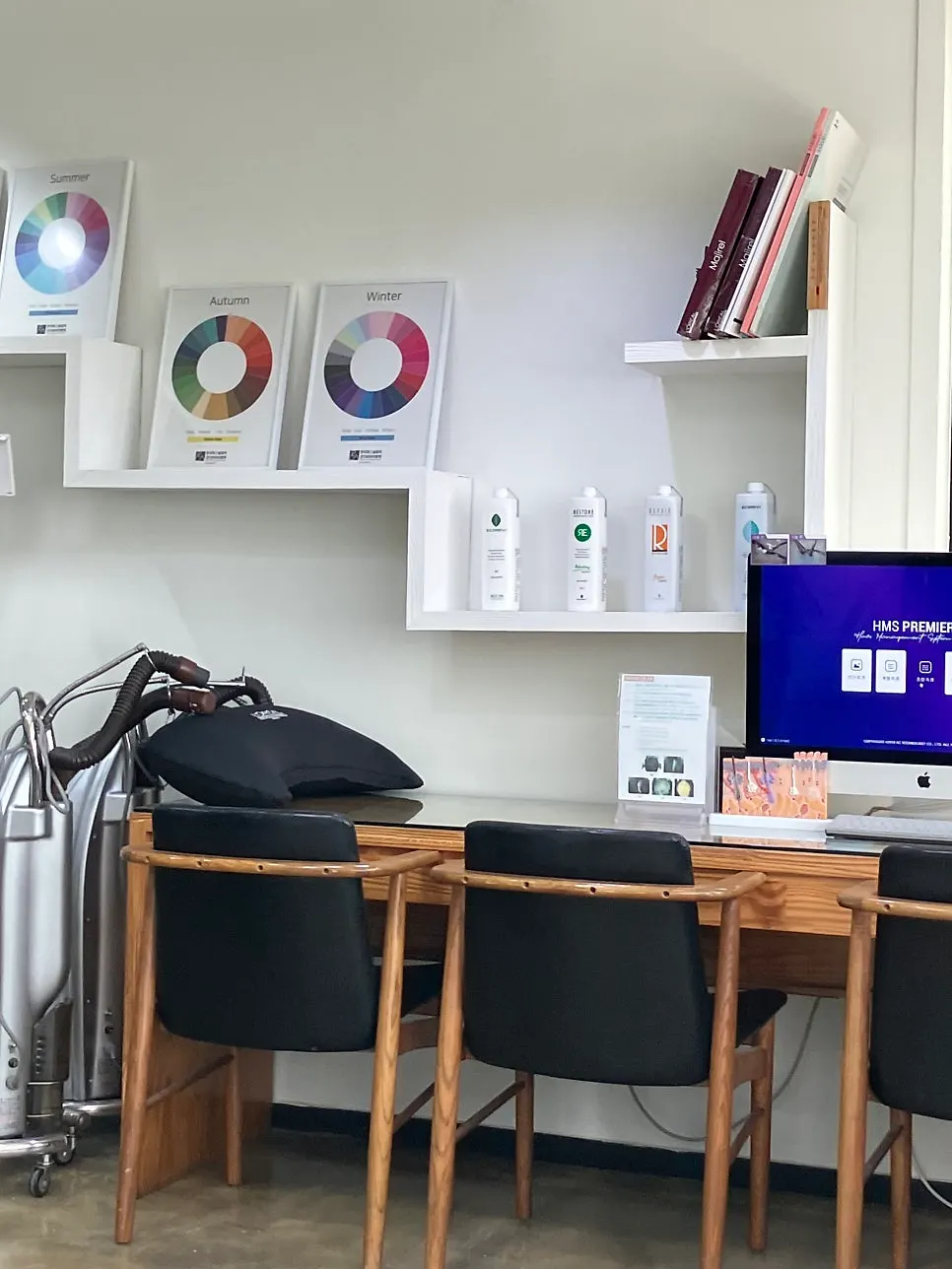 Salon chair and mirror station