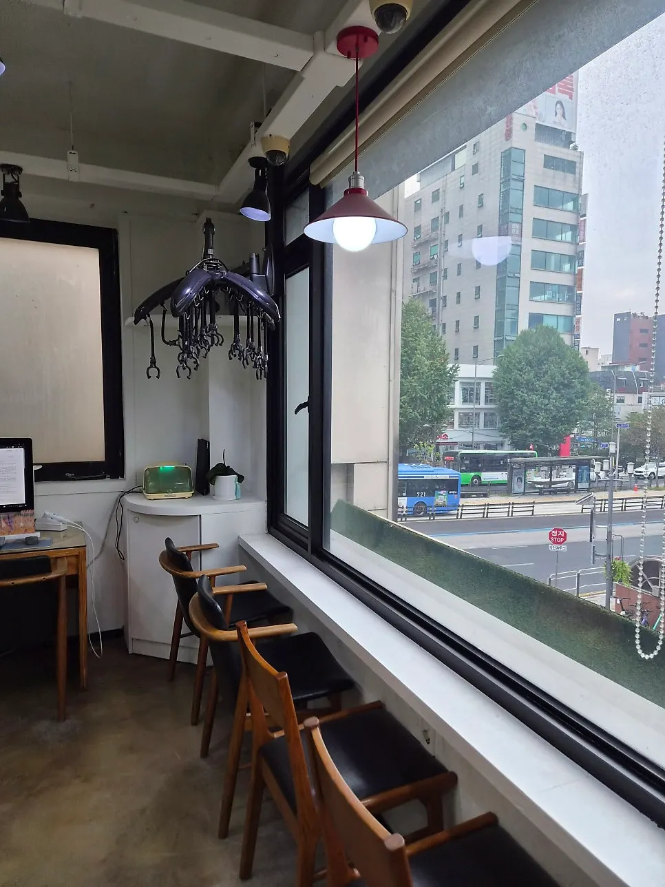 Bright white-toned interior of Demon Hair Sinchon Branch