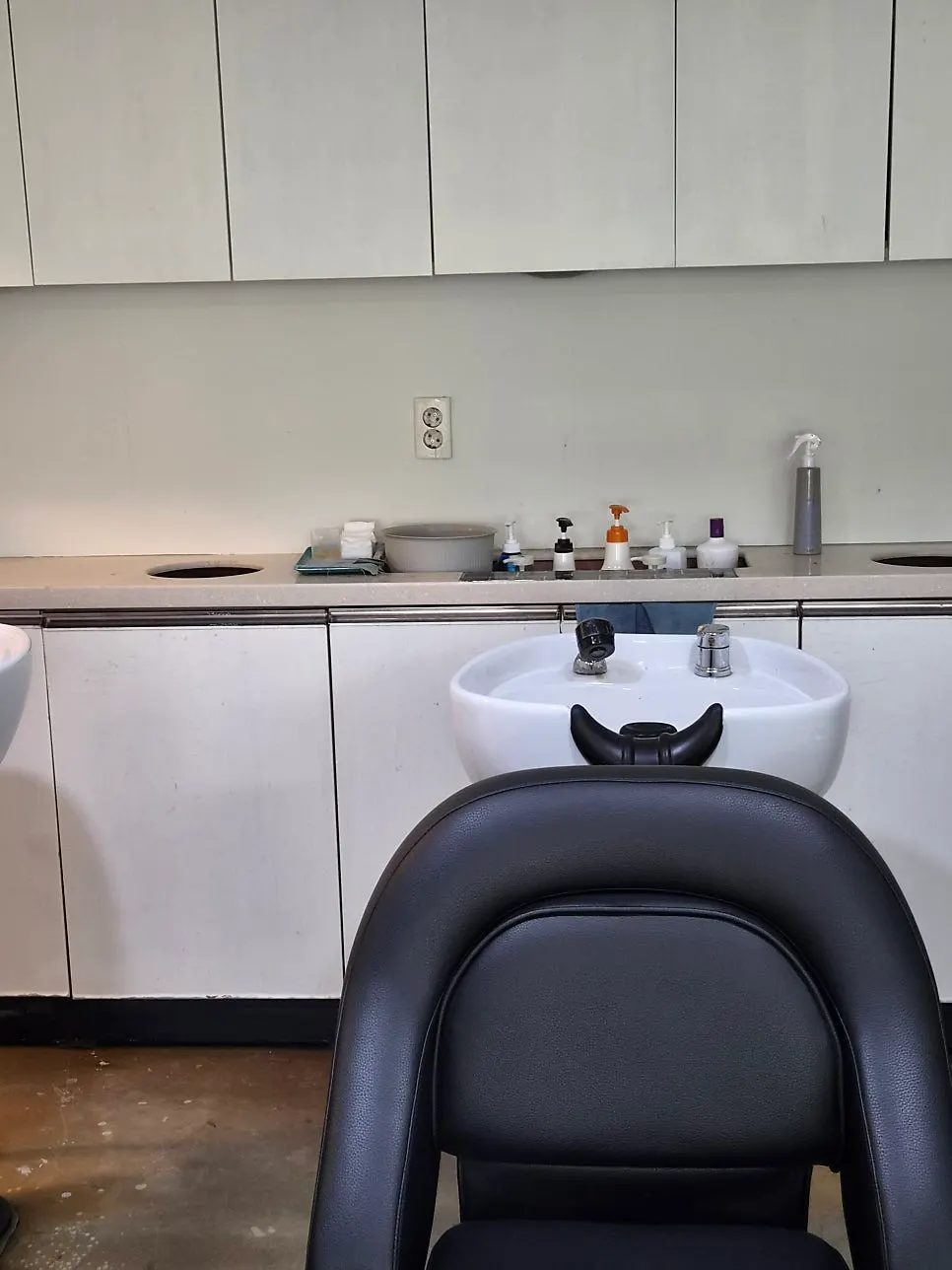Waiting area at Demon Hair Sinchon Branch