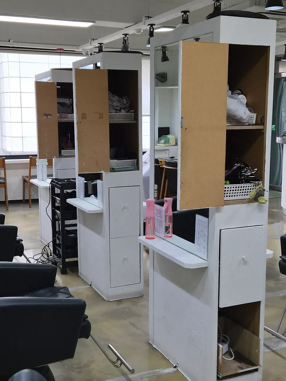 Salon mirror seats with generous spacing