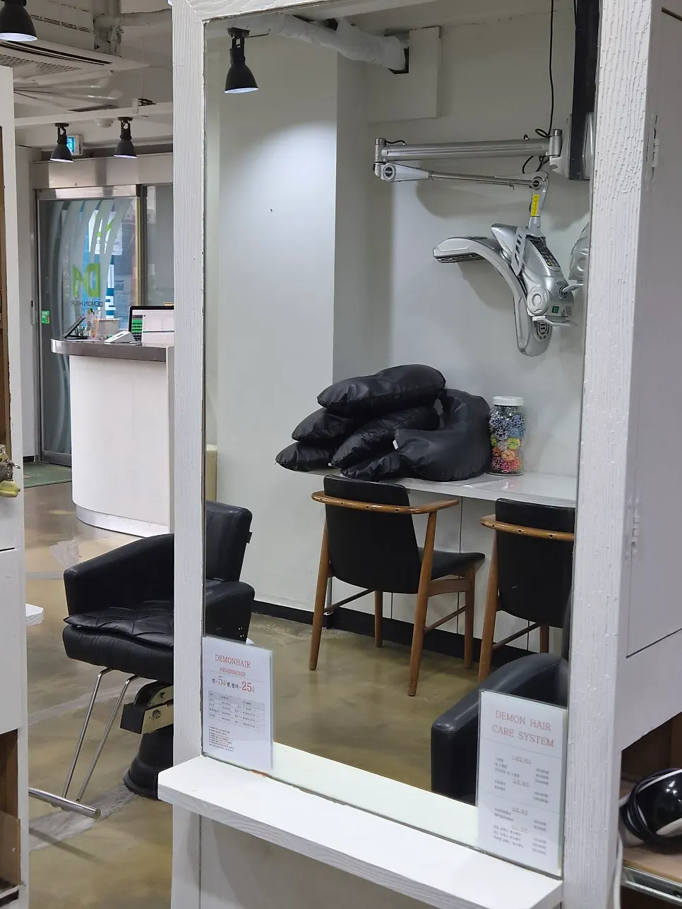 Layout of treatment seats at Demon Hair Sinchon Branch