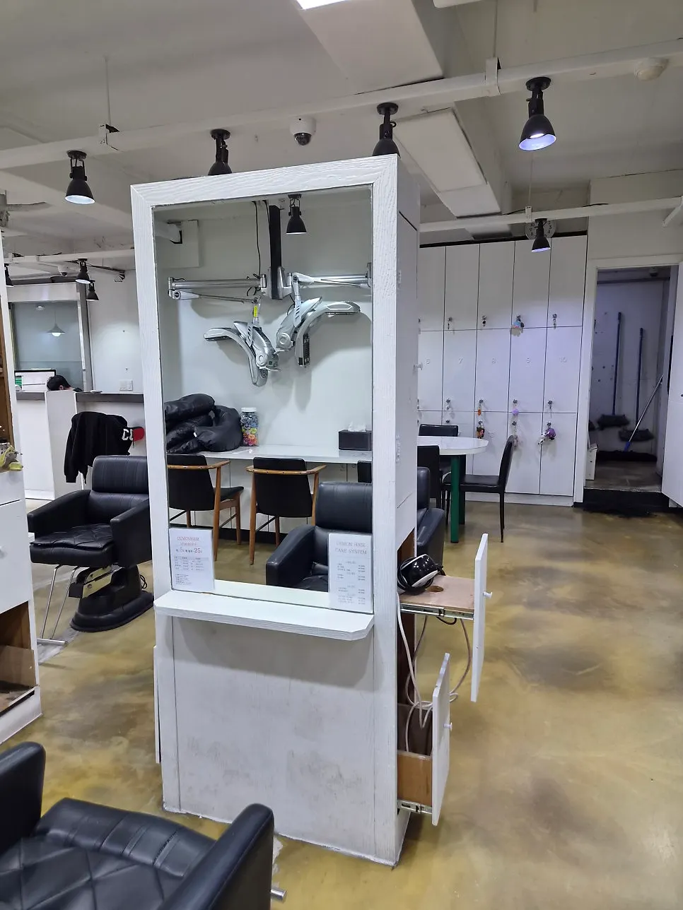 Spacious inner area of the salon