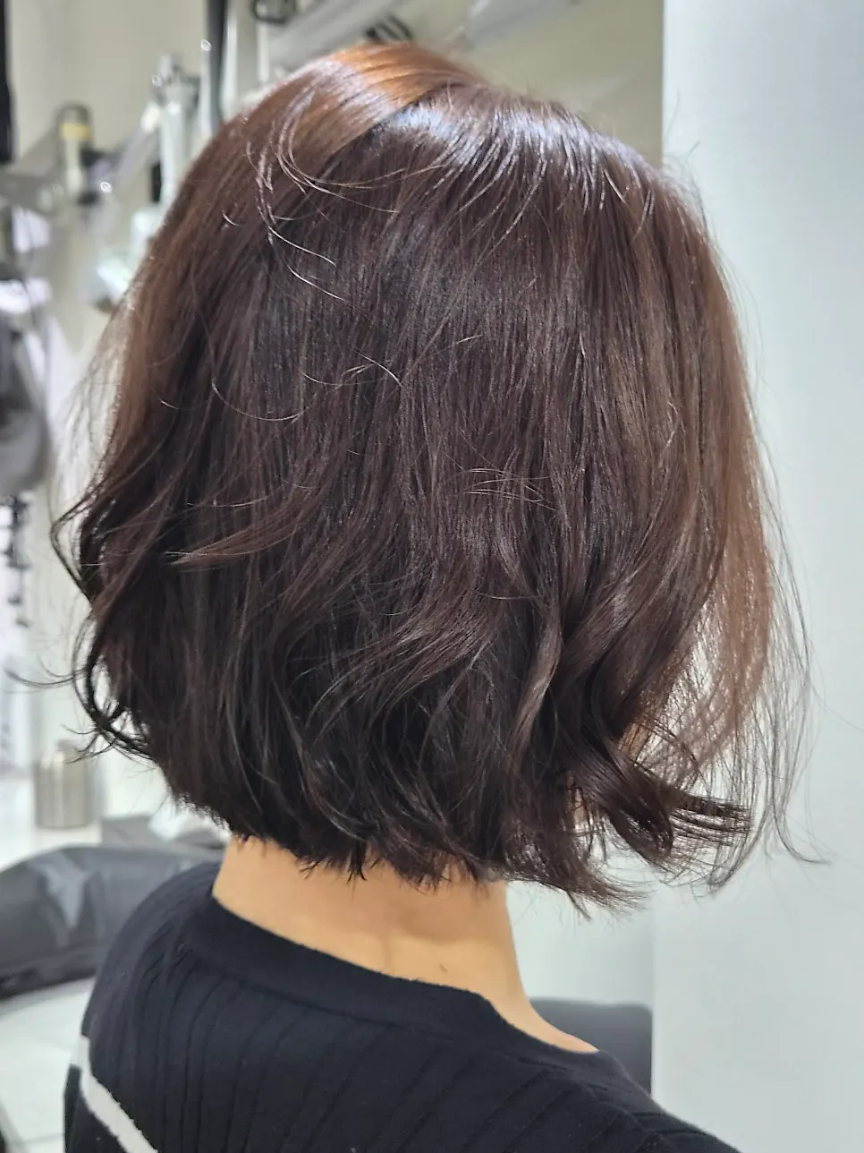 Checking the level 6 color during the dye consultation