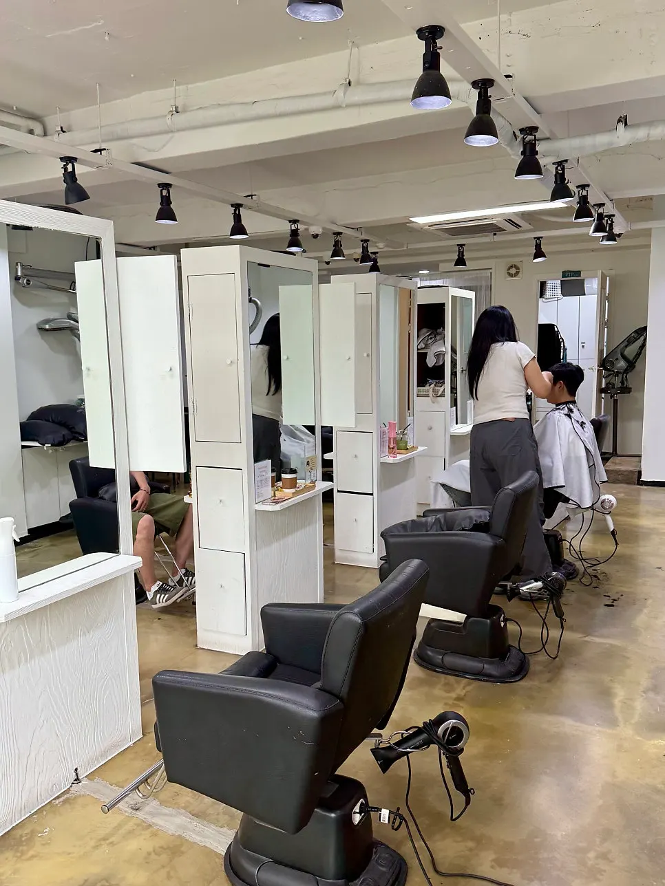 Entrance to the 2nd-floor Demon Hair Sinchon Branch shop