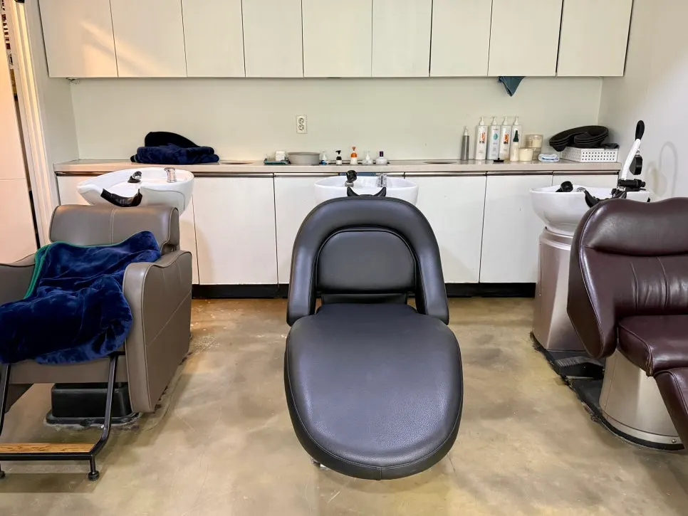 Shampoo room with three chairs