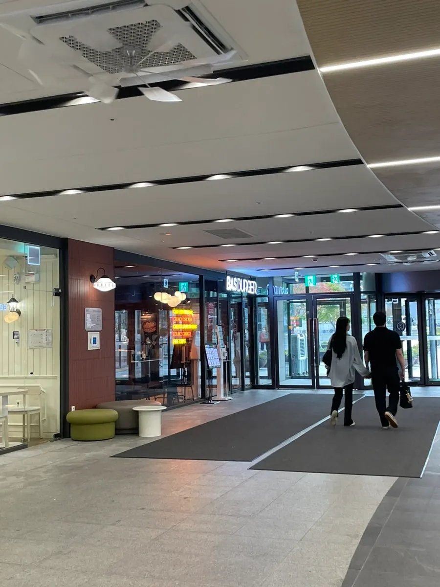 Burger restaurant with easy access from Sinchon Station