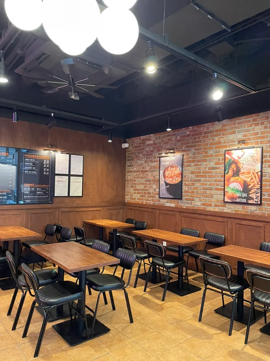 Bas Burger food-court seating
