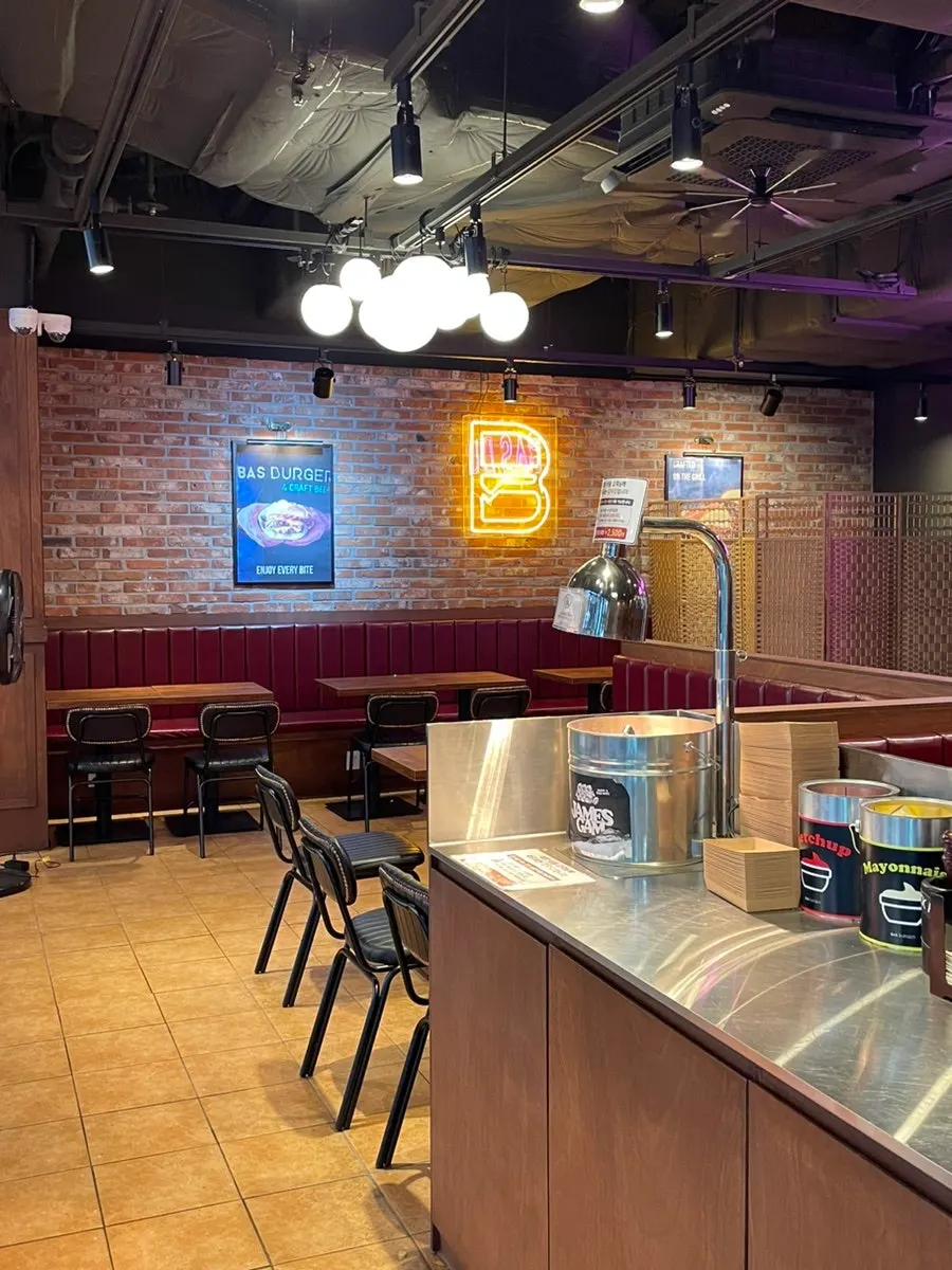 Restaurant space suitable for a solo burger meal