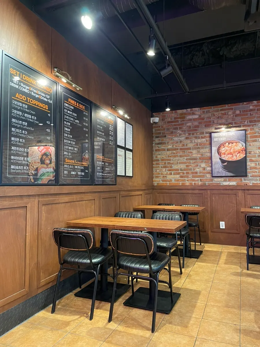 Self-service station for dine-in customers