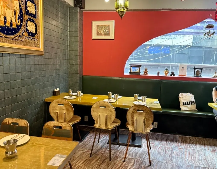 Table seating at Meno Kamena Sinchon Branch