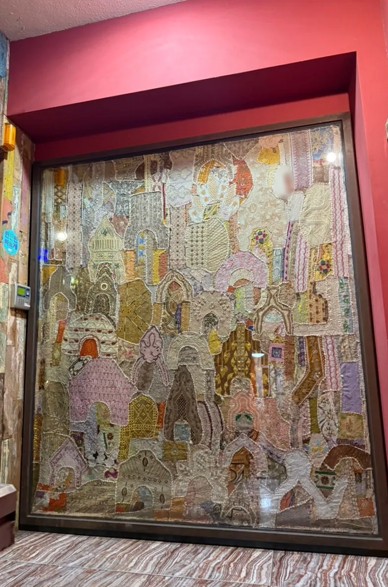 Indian-style props at Meno Kamena Sinchon Branch