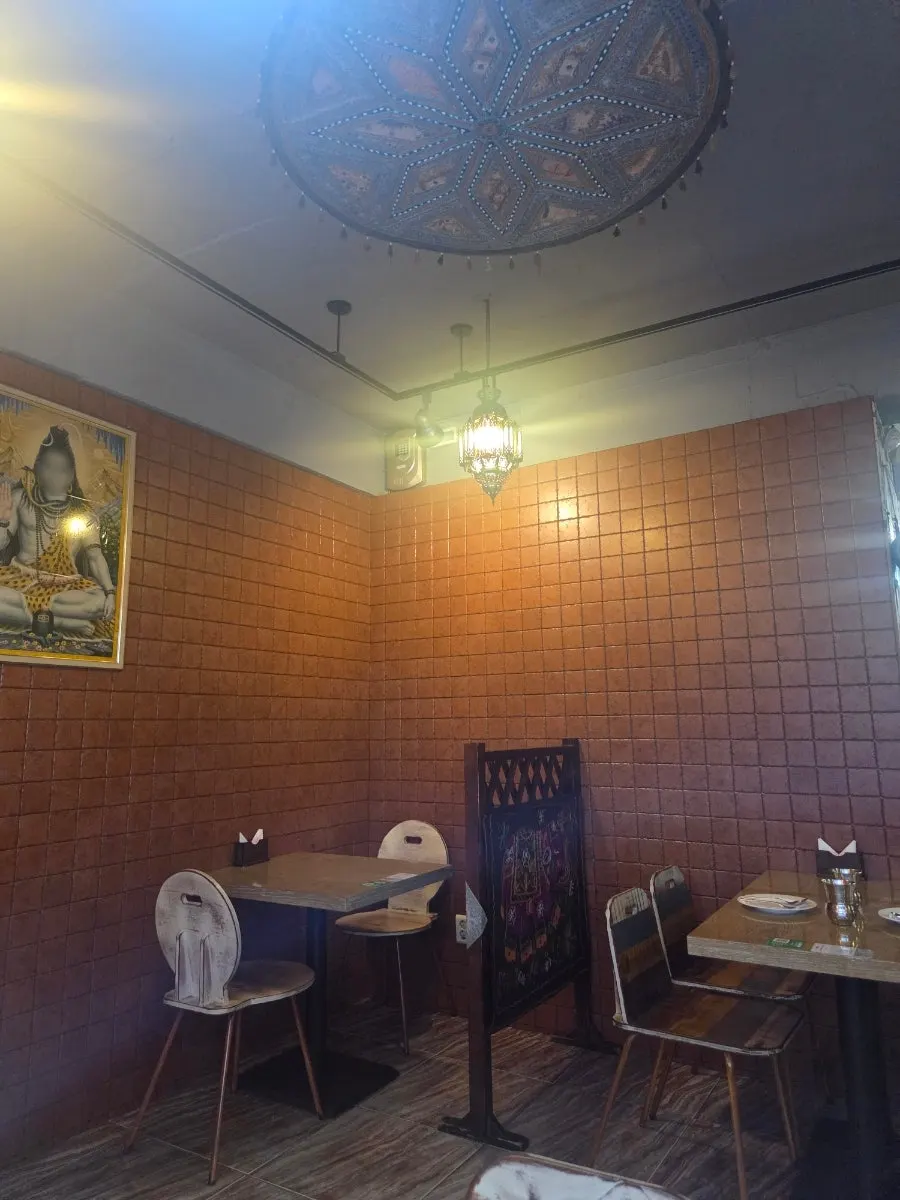 Interior de Meno Kamena Sinchon Branch decorado con objetos de estilo indio