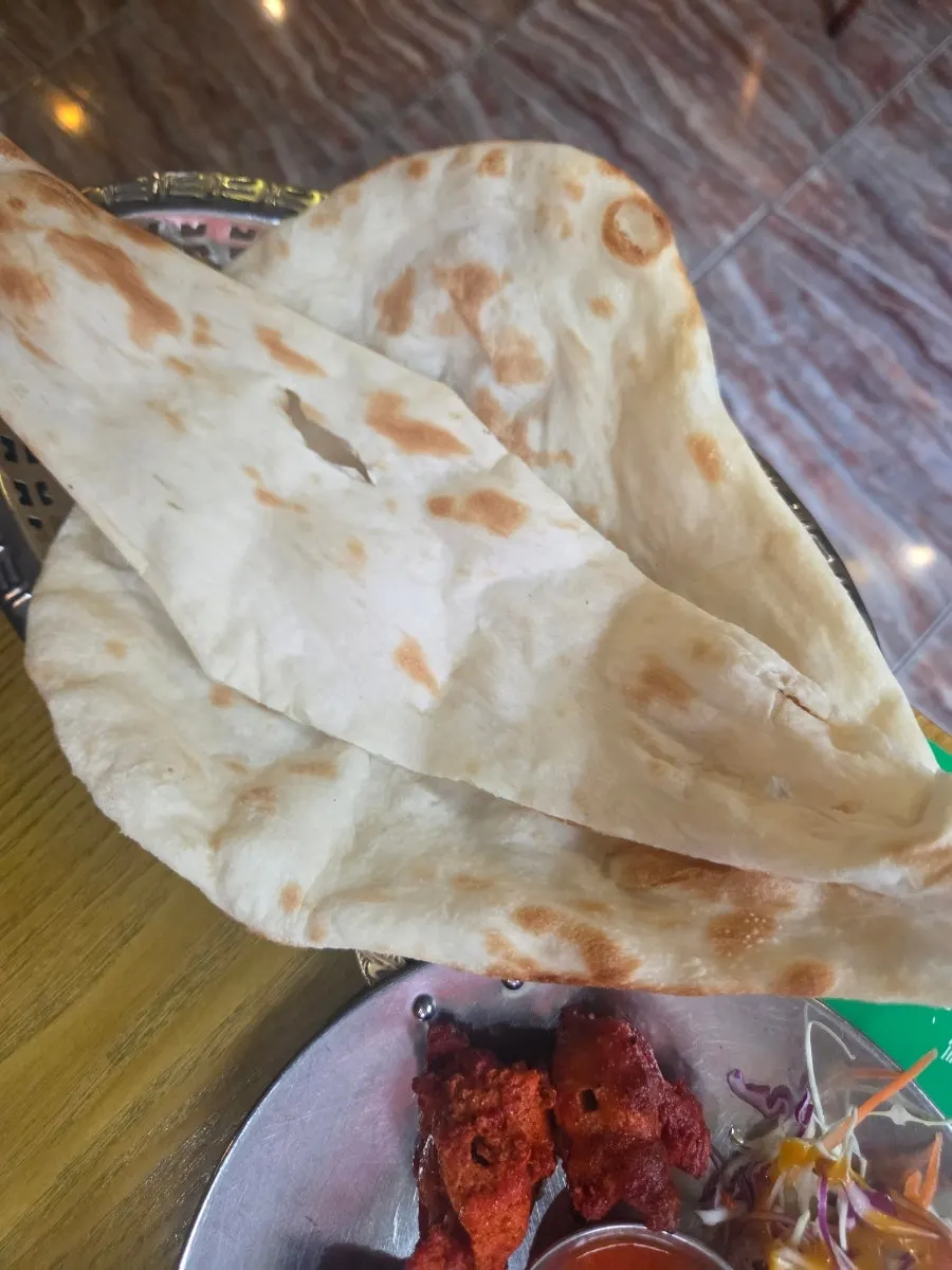 Naan recién horneado y crujiente