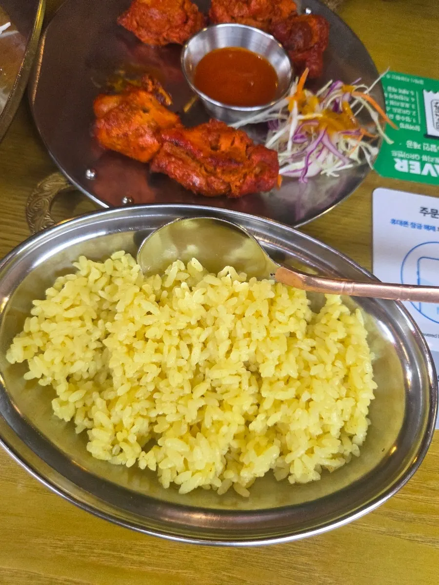 Mesa servida con curry y acompañamientos