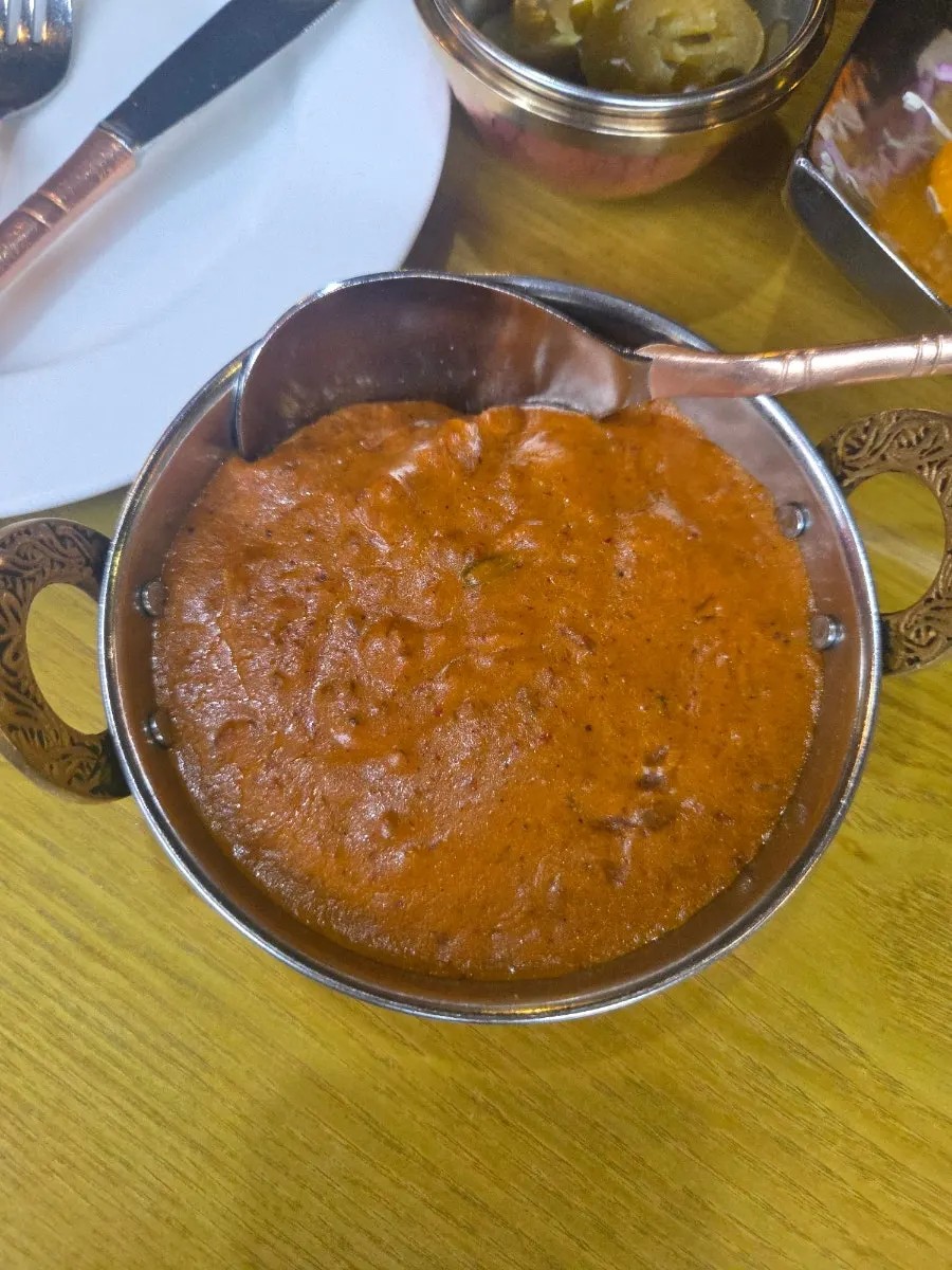 Butter chicken curry con tomate y crema