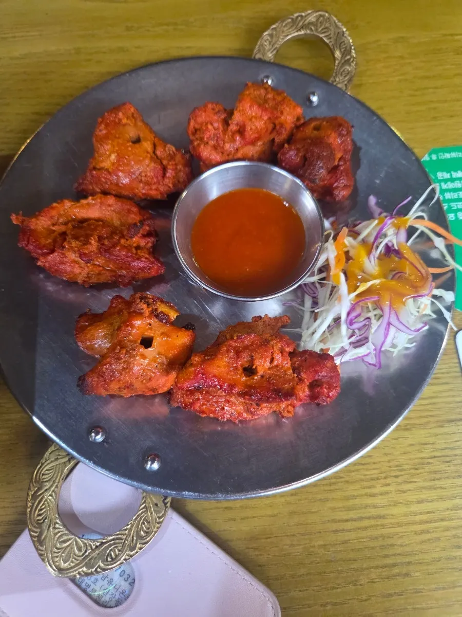 Naan acompañado de butter chicken curry