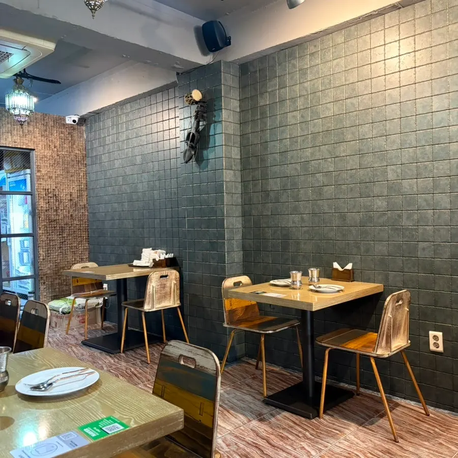 머노까머나 신촌점 2층 매장 내부