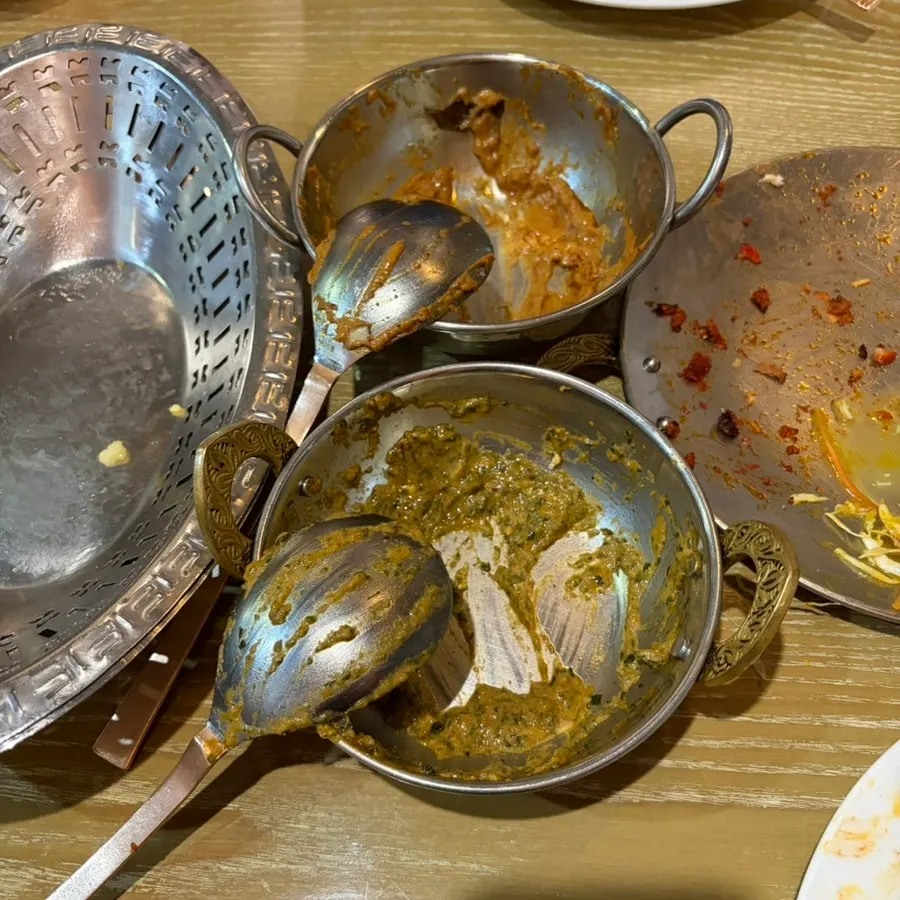 커리에 난을 찍어 먹는 모습