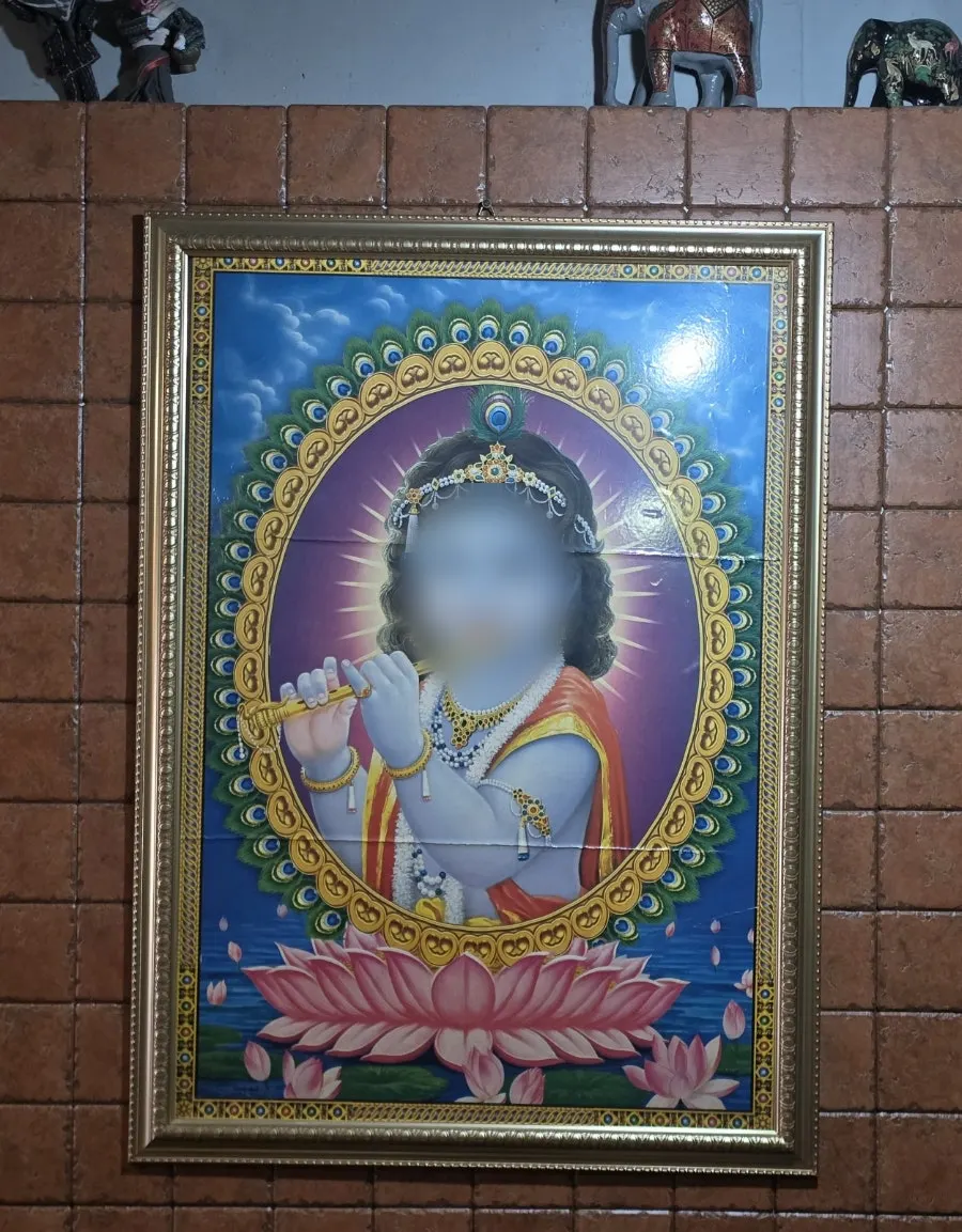 인도풍 그림과 장식으로 꾸민 매장 내부