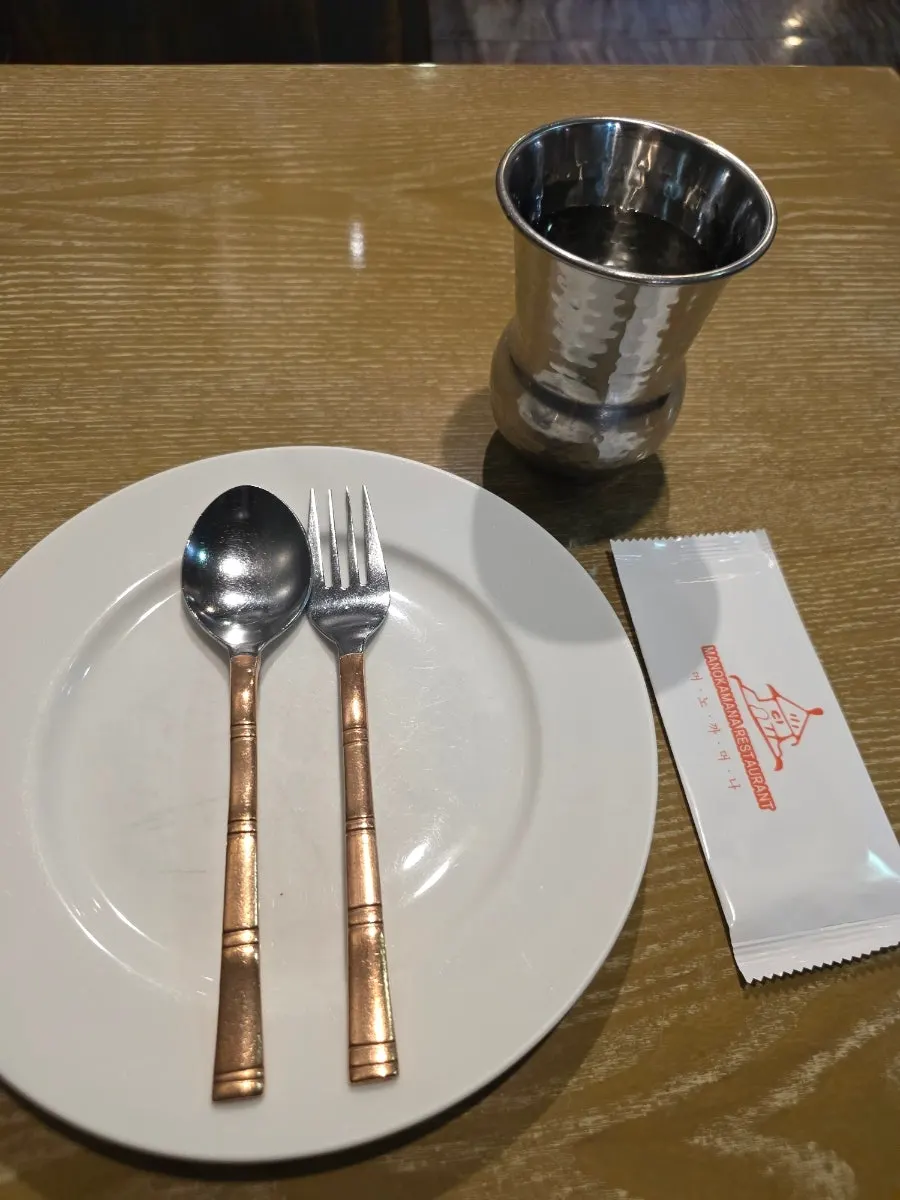머노까머나 신촌점 테이블 세팅